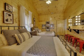4 bedrooms, iron/ironing board, Internet, bed sheets