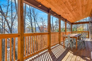 Outdoor dining - 🎉 PRIVATE Indoor👙Pool w/ FIRE PIT 🔥& Room for 18 Guests! (Sevierville)