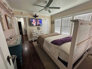 4 bedrooms, iron/ironing board, free WiFi, bed sheets