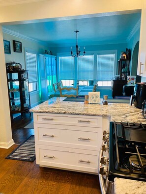 Fridge, microwave, oven, stovetop - 1 mile to Fort Sill! The CaroleBelle Cottage sleeps 8 with hottub/grills/firepit (Lawton)