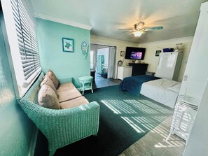 4 bedrooms, iron/ironing board, free WiFi, bed sheets - 1 mile to Fort Sill! The CaroleBelle Cottage sleeps 8 with hottub/grills/firepit (Lawton)