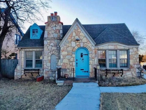 1 mile to Fort Sill! The CaroleBelle Cottage sleeps 8 with hottub/grills/firepit