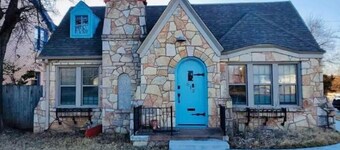 1 mile to Fort Sill! The CaroleBelle Cottage sleeps 8 with hottub/grills/firepit