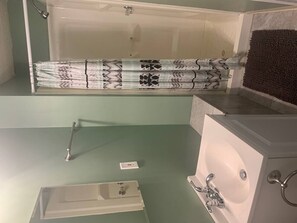 Une salle de bain avec une baignoire, un lavabo et une douche.