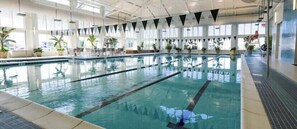 Inomhuspool och utomhuspool