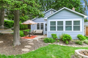 Outdoor dining - Walk to Lake! Adorable House in Fontana-on Geneva Lake. SUMMER 2026 SPECIAL! 30% (Fontana-on-Geneva Lake)
