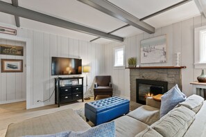 Smart TV, fireplace, video games - Walk to Lake! Adorable House in Fontana-on Geneva Lake. SUMMER 2026 SPECIAL! 30% (Fontana-on-Geneva Lake)