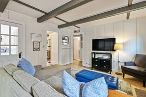 Smart TV, fireplace, video games - Walk to Lake! Adorable House in Fontana-on Geneva Lake. SUMMER 2026 SPECIAL! 30% (Fontana-on-Geneva Lake)