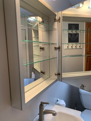 Combinazione doccia/vasca, asciugacapelli, asciugamani, sapone