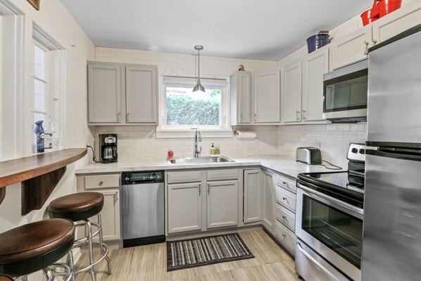 Fridge, microwave, oven, stovetop - Walk to Lake! Adorable House in Fontana-on Geneva Lake. SUMMER 2026 SPECIAL! 30% (Fontana-on-Geneva Lake)