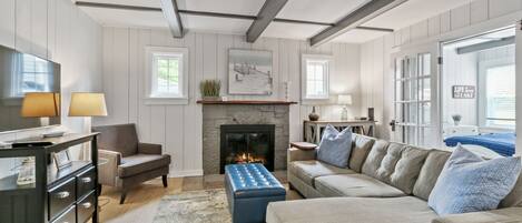 Smart TV, chimenea, videojuegos