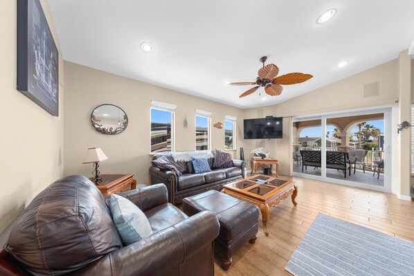 Télévision, table de tennis de table, livres