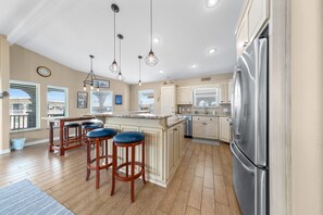 ثلاجة، ميكروويف، فرن، موقد طهي مسطح