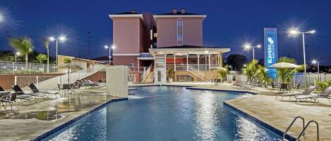 Una piscina al aire libre