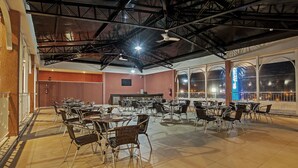 A spacious indoor dining area with high ceilings and large windows, featuring multiple tables and chairs. - The Hill Executive (São Carlos)