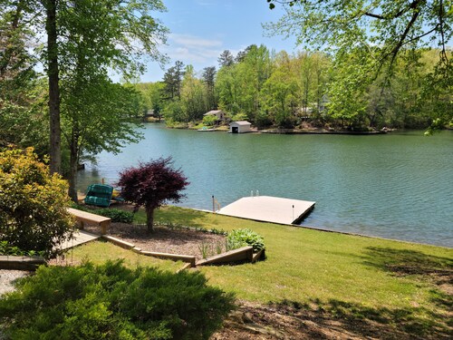 5 bdrm Lakefront Home-private lake! Accommodates 2-15 guests, great fishing too.