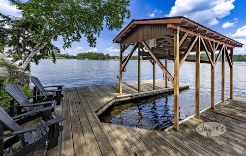 Stunning 5 + Bed, 3 Bath Cottage on the South End of Lake Muskoka! All Day Sun!