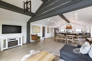 Smart-TV, Kamin, Bücher