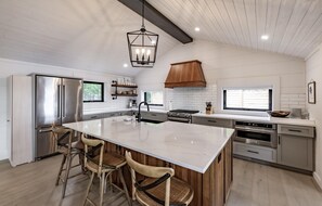 Réfrigérateur, vaisselle et ustensiles, épices, table de salle à manger