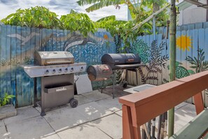 Outdoor dining - Cozy Cottage on Mad Beach-Fully Renovated-Walk Across Gulf Blvd to the Beach! (Madeira Beach)
