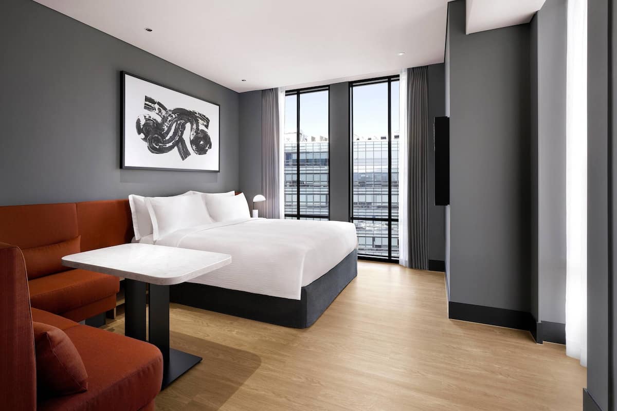 deluxe room, 1 king bed, non smoking | premium bedding, down duvets, minibar, in-room safe