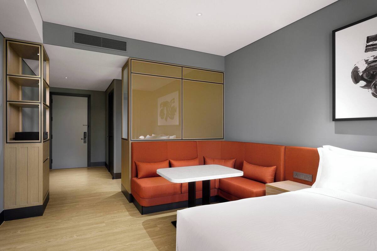 Business Deluxe King Room | Bộ đồ giường cao cấp, chăn bông, minibar, két bảo mật tại phòng 