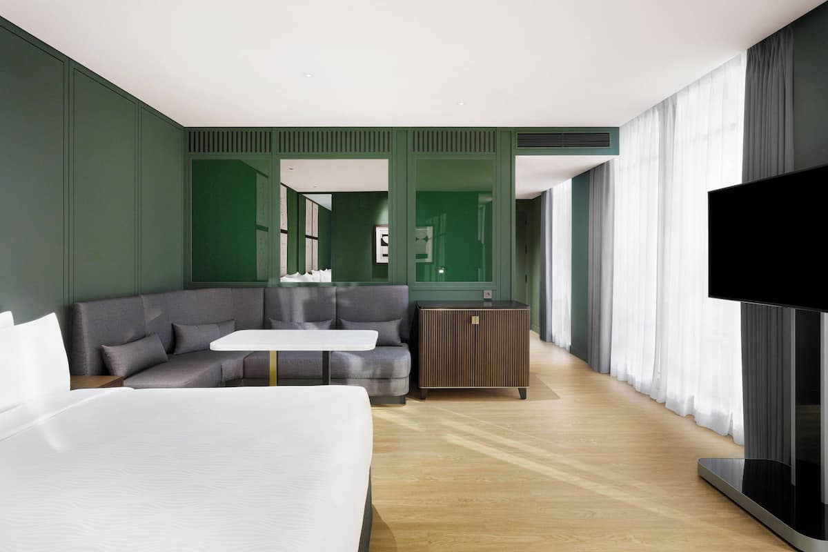 Premier Room, 1 King Bed | Premium bedding, down duvets, minibar, in-room safe