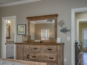 Combined shower/bathtub, hair dryer, towels