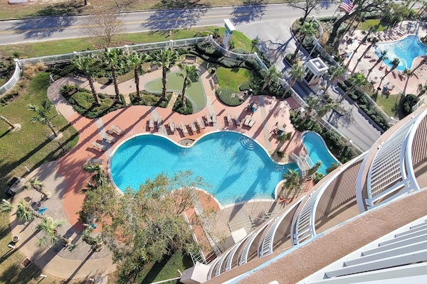 Een binnenzwembad, een buitenzwembad