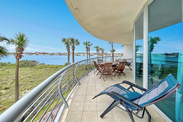 Outdoor dining - Bella Luna 201- High end Luxury-Walk to Flora-Bama-Boaters Paradise-Amazing View (Orange Beach)