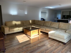 Smart TV - Elegant & Stylish 5BR W/ Free Parking and WIFI (Truganina)