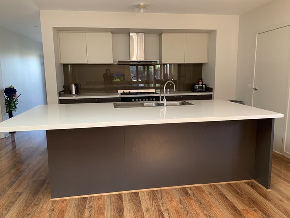 Fridge, microwave, oven, dishwasher - Elegant & Stylish 5BR W/ Free Parking and WIFI (Truganina)