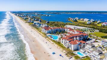 En la playa y camastros