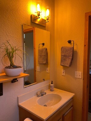 Duschwanne, Handtücher, Seife, Shampoo