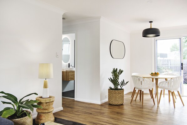 Superior House | 거실 공간 | 디지털 채널 시청이 가능한 40인치 스마트 TV, TV, MP3 도킹 스테이션