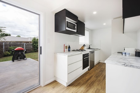 Superior House | Private kitchen | Full-size fridge, microwave, oven, stovetop