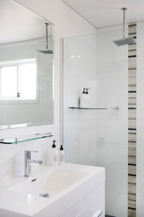 Deluxe House | Bathroom