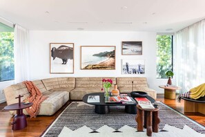 智能電視、Netflix、乒乓球設施、書籍