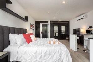 King Suite with Balcony | Draps italiens de Frette, literie de qualité