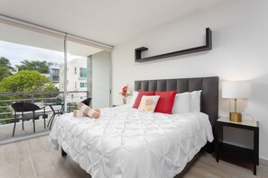 King Suite with Balcony | Frette Italian sheets, premium bedding, pillowtop beds, minibar - VANESSA 42 Suites - 5Th. Ave (Playa del Carmen)