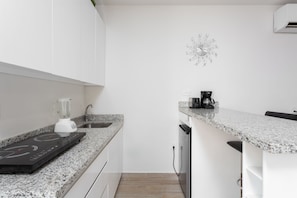 Double Queen Suite with Balcony | Private kitchen