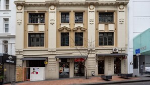A historic building with large windows and a central entrance. - Toodle's Characterful loft on Lorne Street (Auckland)