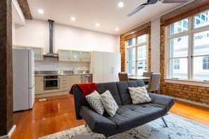 Studio | Living area | 40-inch flat-screen TV with digital channels, TV - Toodle's Characterful loft on Lorne Street (Auckland)