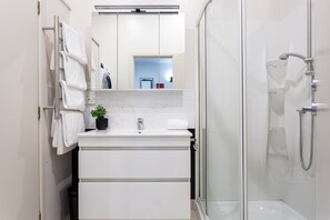 Estudio | Baño | Ducha, secador de pelo, jabón y champú