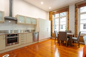 Studio | Private kitchen | Full-size fridge, microwave, oven, stovetop - Toodle's Characterful loft on Lorne Street (Auckland)