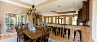 Secluded Family Resort Sleeps 25 people! Handicap accessible! Private Beach!

