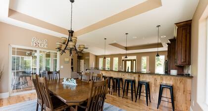 Secluded Family Resort Sleeps 25 people! Handicap accessible! Private Beach!