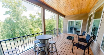 Secluded Family Resort Sleeps 25 people! Handicap accessible! Private Beach!