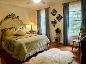 5 bedrooms, desk, iron/ironing board, travel cot - Gorgeous, Wooded 3 Acre Estate -5 Bed/4  Bath-Leesburg/Brambleton/Aldie area (Leesburg)