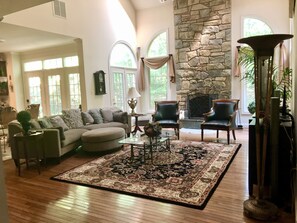 TV connectée, jeux vidéo, livres, espaces bureaux